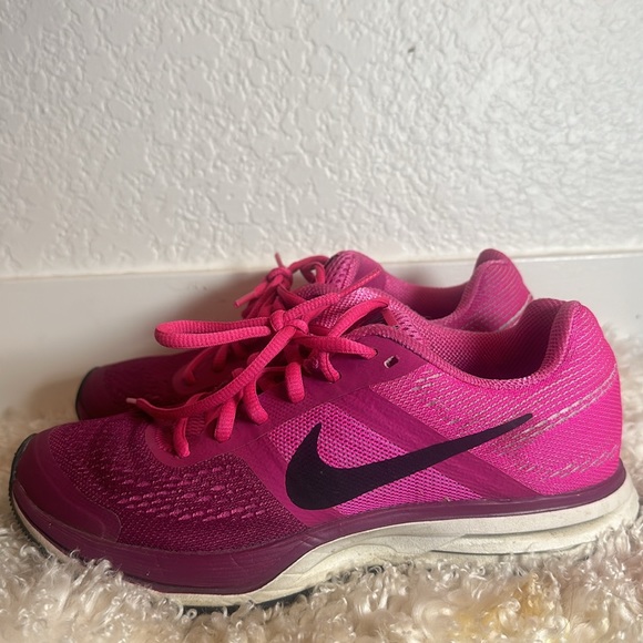 Magenta Ombré Women's Nike Workout Sneaker, worn twice! Size 6! - Picture 3 of 7